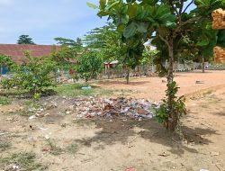Halaman SD Negeri 14 Simpang Pematang Tergenang dan Penuh Sampah