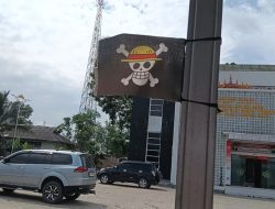 Bendera “One Piece” Berkibar di Pos Satpam Kantor Kemenag Mesuji